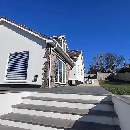 Charmandene - Luxury 5 Bed With Pool And Gated Parking * Bristol