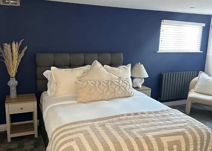 Charmandene - Luxury 5 Bed With Pool And Gated Parking