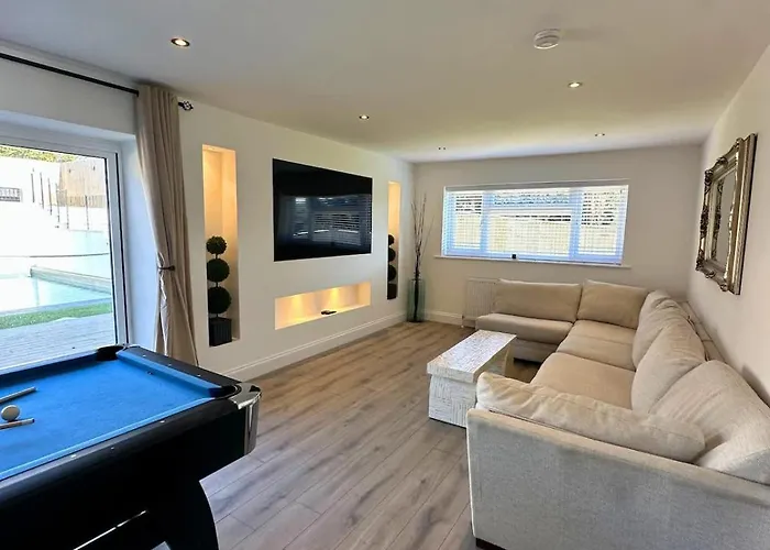 Charmandene - Luxury 5 Bed With Pool And Gated Parking Bristol