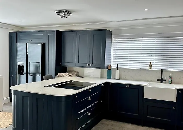 Charmandene - Luxury 5 Bed With Pool And Gated Parking *