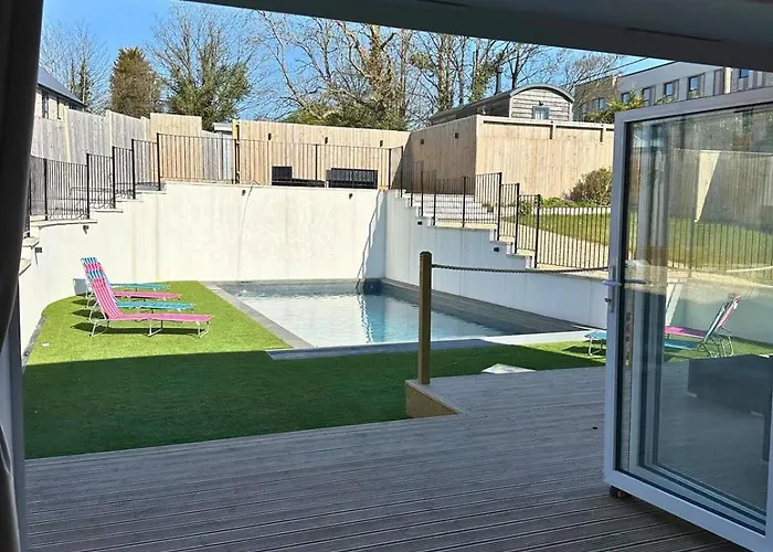 Charmandene - Luxury 5 Bed With Pool And Gated Parking * Bristol