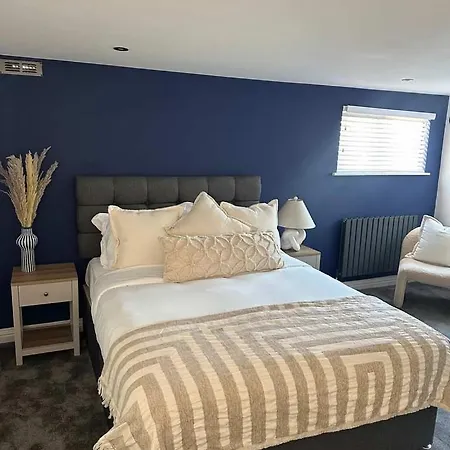 Charmandene - Luxury 5 Bed With Pool And Gated Parking