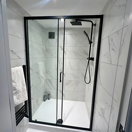 Vila Charmandene - Luxury 5 Bed With Pool And Gated Parking Bristol