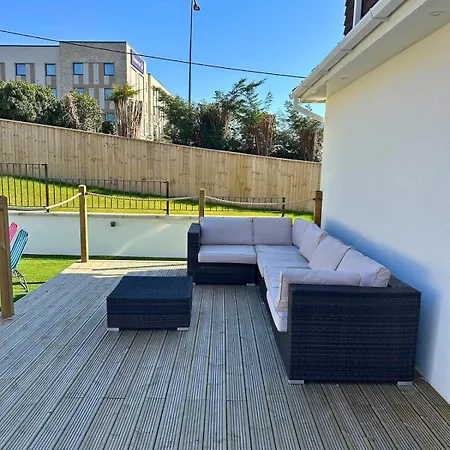 Вілла Charmandene - Luxury 5 Bed With Pool And Gated Parking