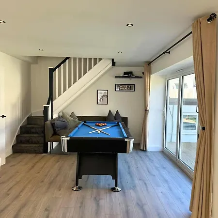 Charmandene - Luxury 5 Bed With Pool And Gated Parking Vila