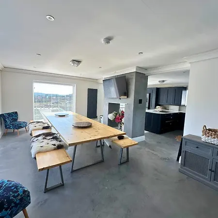 Charmandene - Luxury 5 Bed With Pool And Gated Parking