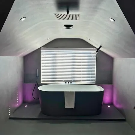 Вілла Charmandene - Luxury 5 Bed With Pool And Gated Parking *