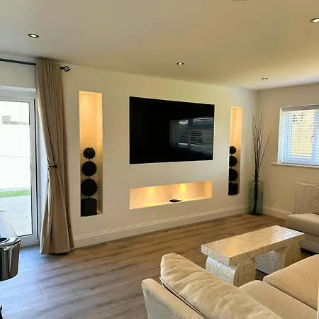 Charmandene - Luxury 5 Bed With Pool And Gated Parking *