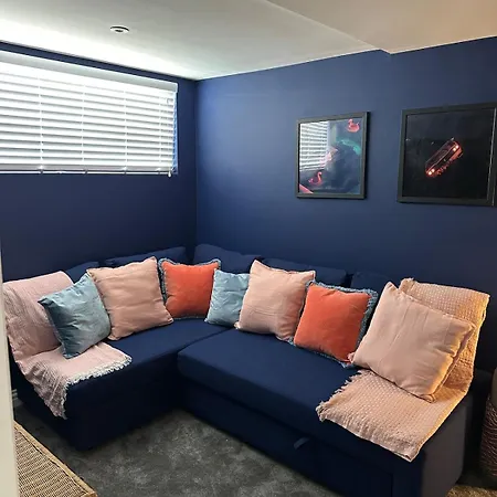 Charmandene - Luxury 5 Bed With Pool And Gated Parking Vila