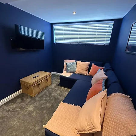 Charmandene - Luxury 5 Bed With Pool And Gated Parking Vila *