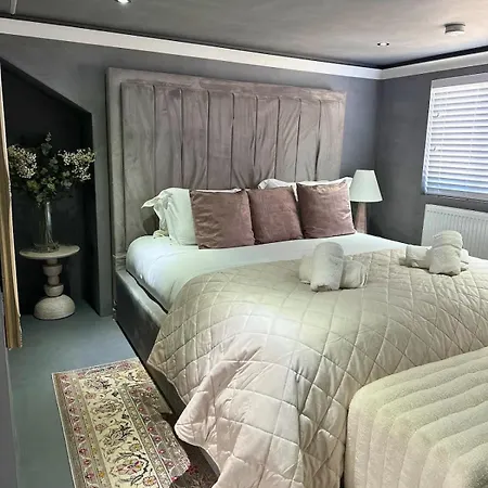 Charmandene - Luxury 5 Bed With Pool And Gated Parking *