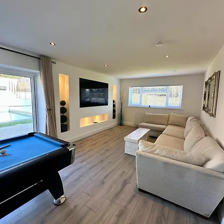 Charmandene - Luxury 5 Bed With Pool And Gated Parking Bristol