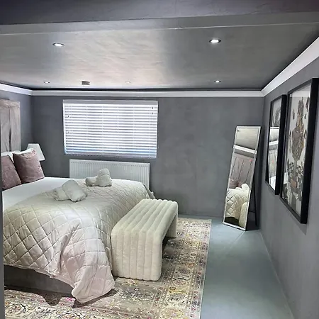 Вілла Charmandene - Luxury 5 Bed With Pool And Gated Parking *