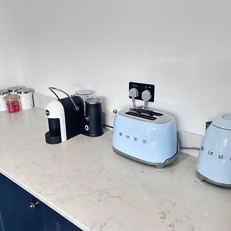 Charmandene - Luxury 5 Bed With Pool And Gated Parking Bristol