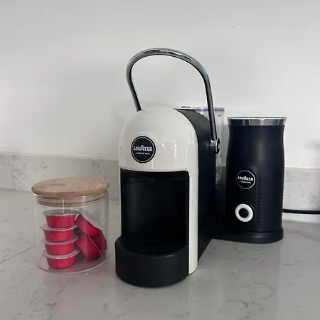 Charmandene - Luxury 5 Bed With Pool And Gated Parking *