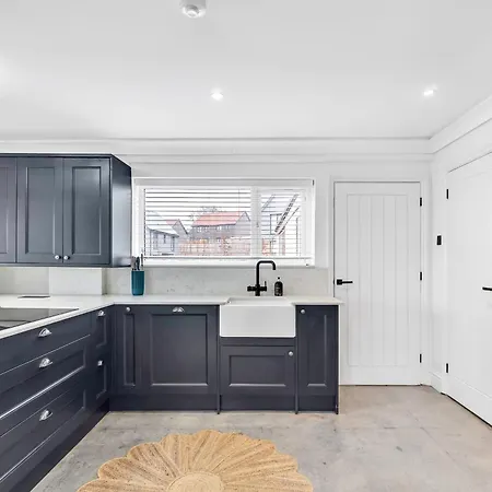 Charmandene - Luxury 5 Bed With Pool And Gated Parking * Bristol