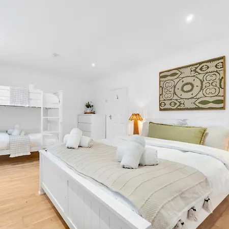 Charmandene - Luxury 5 Bed With Pool And Gated Parking * Bristol