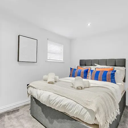 Charmandene - Luxury 5 Bed With Pool And Gated Parking Bristol