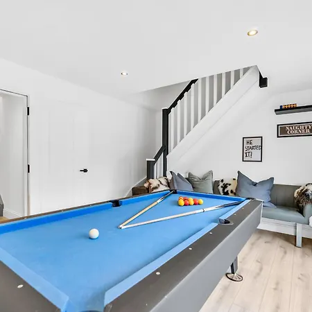 Charmandene - Luxury 5 Bed With Pool And Gated Parking
