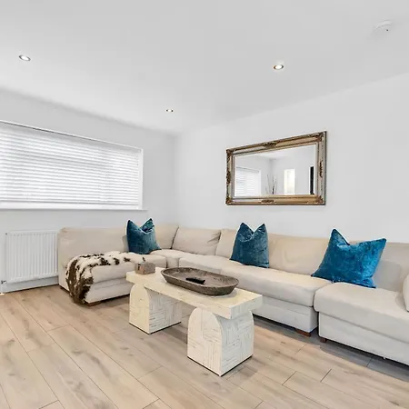 Charmandene - Luxury 5 Bed With Pool And Gated Parking Bristol