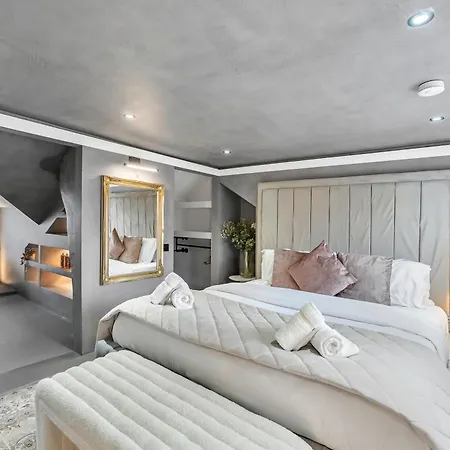 Villa Charmandene - Luxury 5 Bed With Pool And Gated Parking