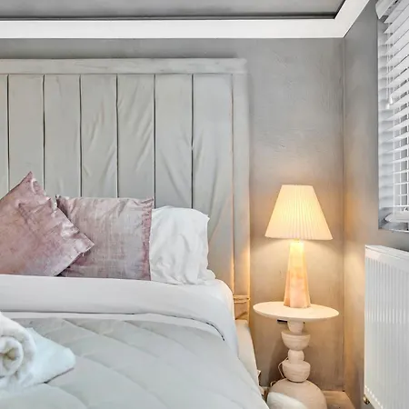 Charmandene - Luxury 5 Bed With Pool And Gated Parking Bristol