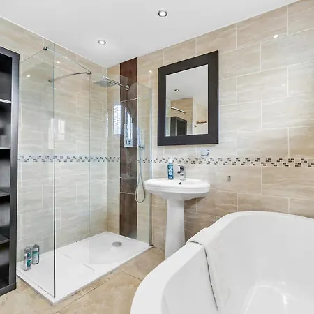 Villa Charmandene - Luxury 5 Bed With Pool And Gated Parking Bristol