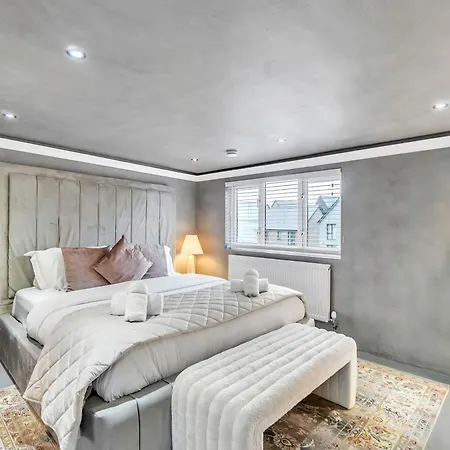 Charmandene - Luxury 5 Bed With Pool And Gated Parking * Bristol