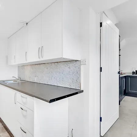 Charmandene - Luxury 5 Bed With Pool And Gated Parking * Bristol