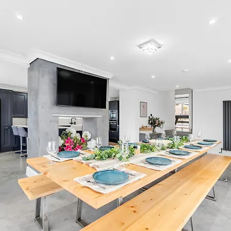 Charmandene - Luxury 5 Bed With Pool And Gated Parking Bristol