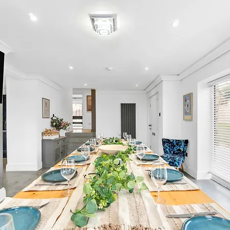Charmandene - Luxury 5 Bed With Pool And Gated Parking * Bristol