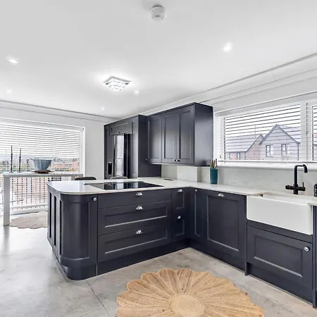 Charmandene - Luxury 5 Bed With Pool And Gated Parking *