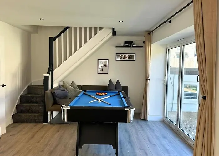 Charmandene - Luxury 5 Bed With Pool And Gated Parking Willa