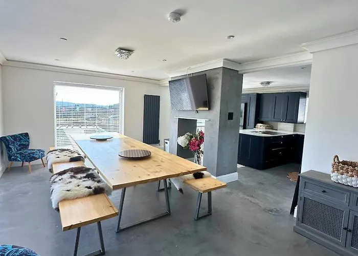 Charmandene - Luxury 5 Bed With Pool And Gated Parking