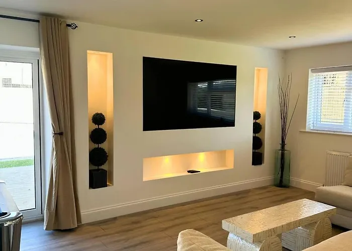 Charmandene - Luxury 5 Bed With Pool And Gated Parking *