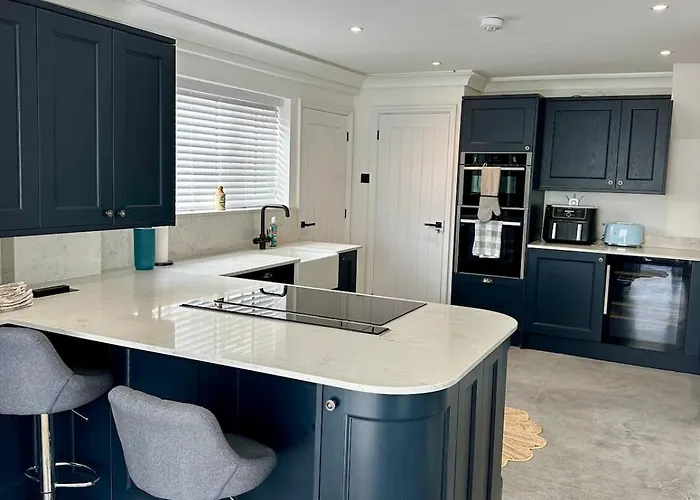 Charmandene - Luxury 5 Bed With Pool And Gated Parking *