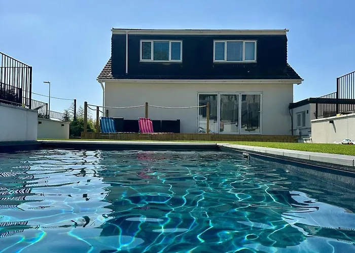 Willa Charmandene - Luxury 5 Bed With Pool And Gated Parking *