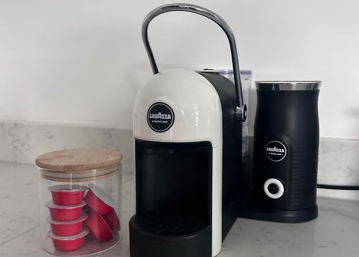 Charmandene - Luxury 5 Bed With Pool And Gated Parking *