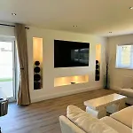 Charmandene - Luxury 5 Bed With Pool And Gated Parking *