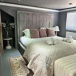 Charmandene - Luxury 5 Bed With Pool And Gated Parking *