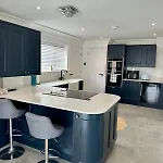 Charmandene - Luxury 5 Bed With Pool And Gated Parking *