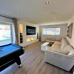 Charmandene - Luxury 5 Bed With Pool And Gated Parking ブリストル