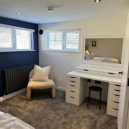 Charmandene - Luxury 5 Bed With Pool And Gated Parking Villa *