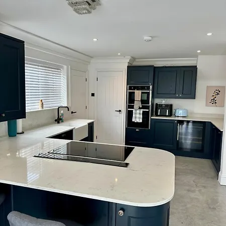 Charmandene - Luxury 5 Bed With Pool And Gated Parking Villa