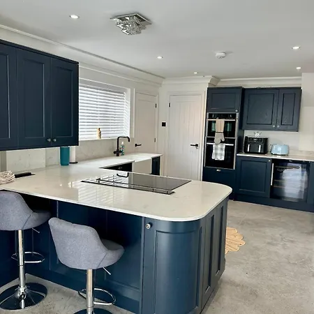 Charmandene - Luxury 5 Bed With Pool And Gated Parking *