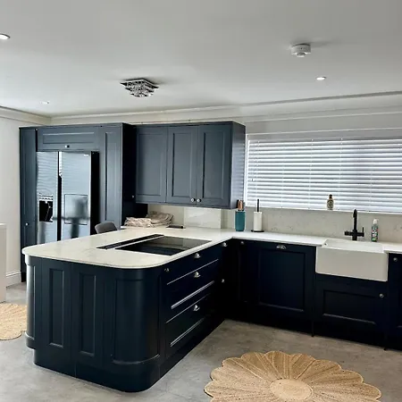 Charmandene - Luxury 5 Bed With Pool And Gated Parking *