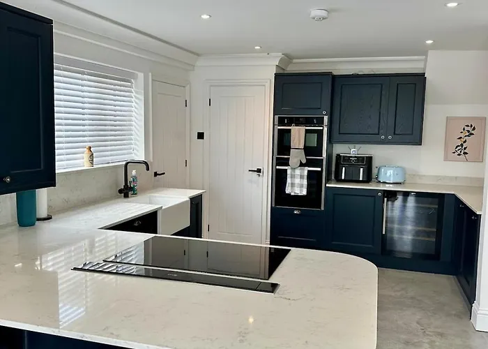 Charmandene - Luxury 5 Bed With Pool And Gated Parking Villa