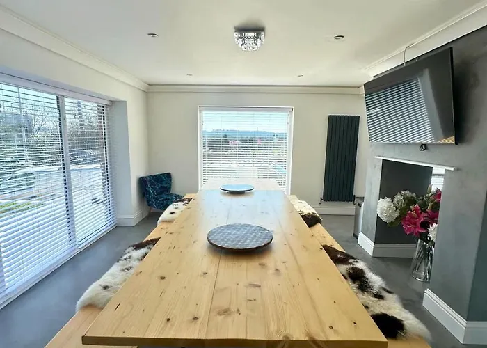 Charmandene - Luxury 5 Bed With Pool And Gated Parking *