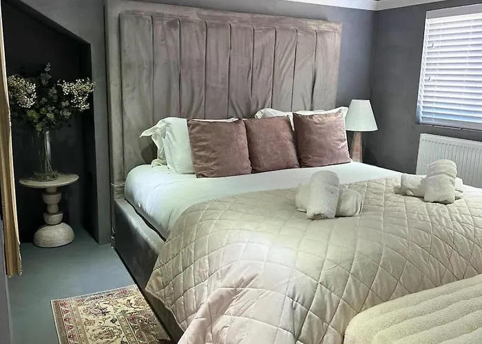 Charmandene - Luxury 5 Bed With Pool And Gated Parking *