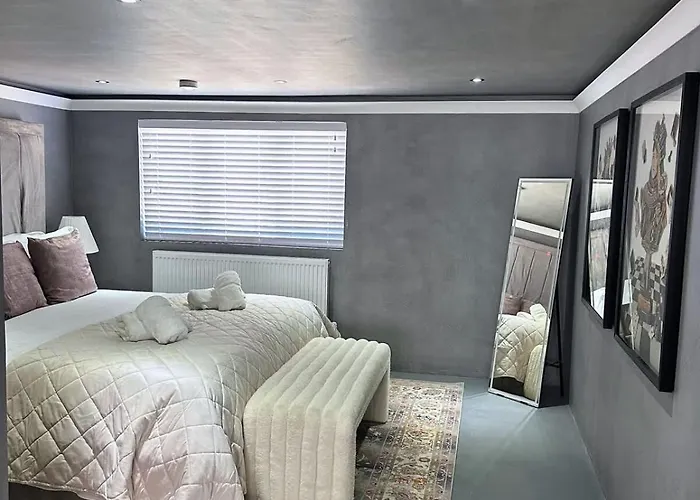 Villa Charmandene - Luxury 5 Bed With Pool And Gated Parking *